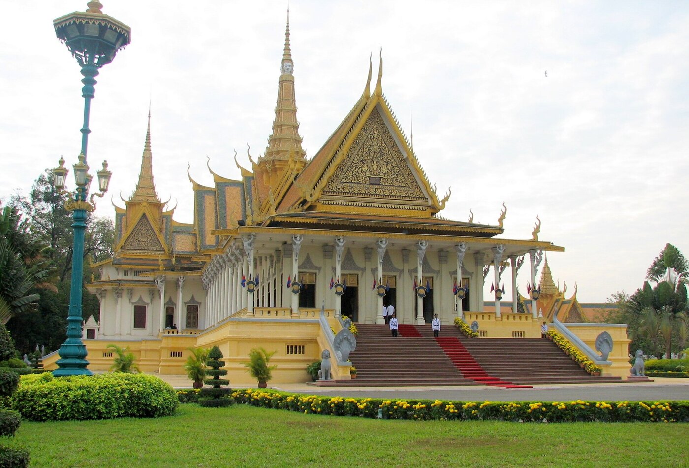 Phnom Penh Royal Palace и Cambodia city зона