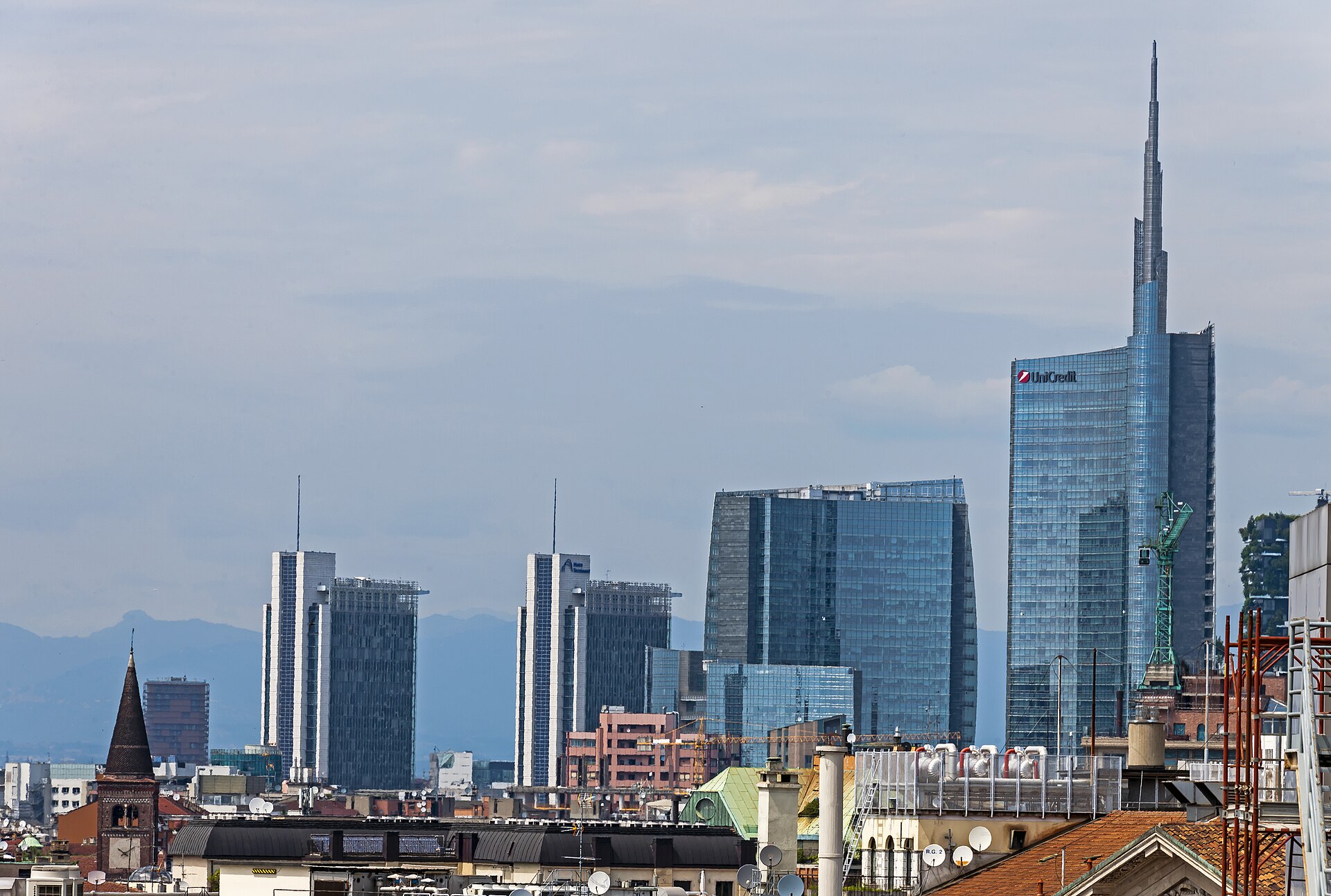 Porta Nuova и современный Milan для короткая городская поездка и деловая поездка travel